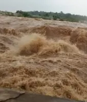 रिहंद सहित कई बांधों के फाटक खुलने से सोन नदी में बाढ़ 